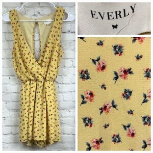 ROMPER Francesca's M 6/8 Everly Yellow Floral Sleeveless Jumper Keyhole Back